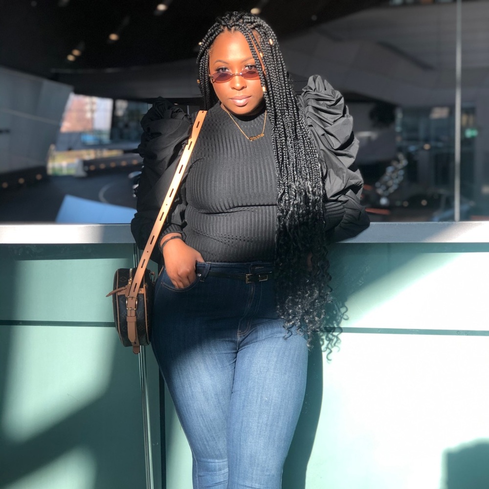 Black ribbed shirt with puffy sleeves